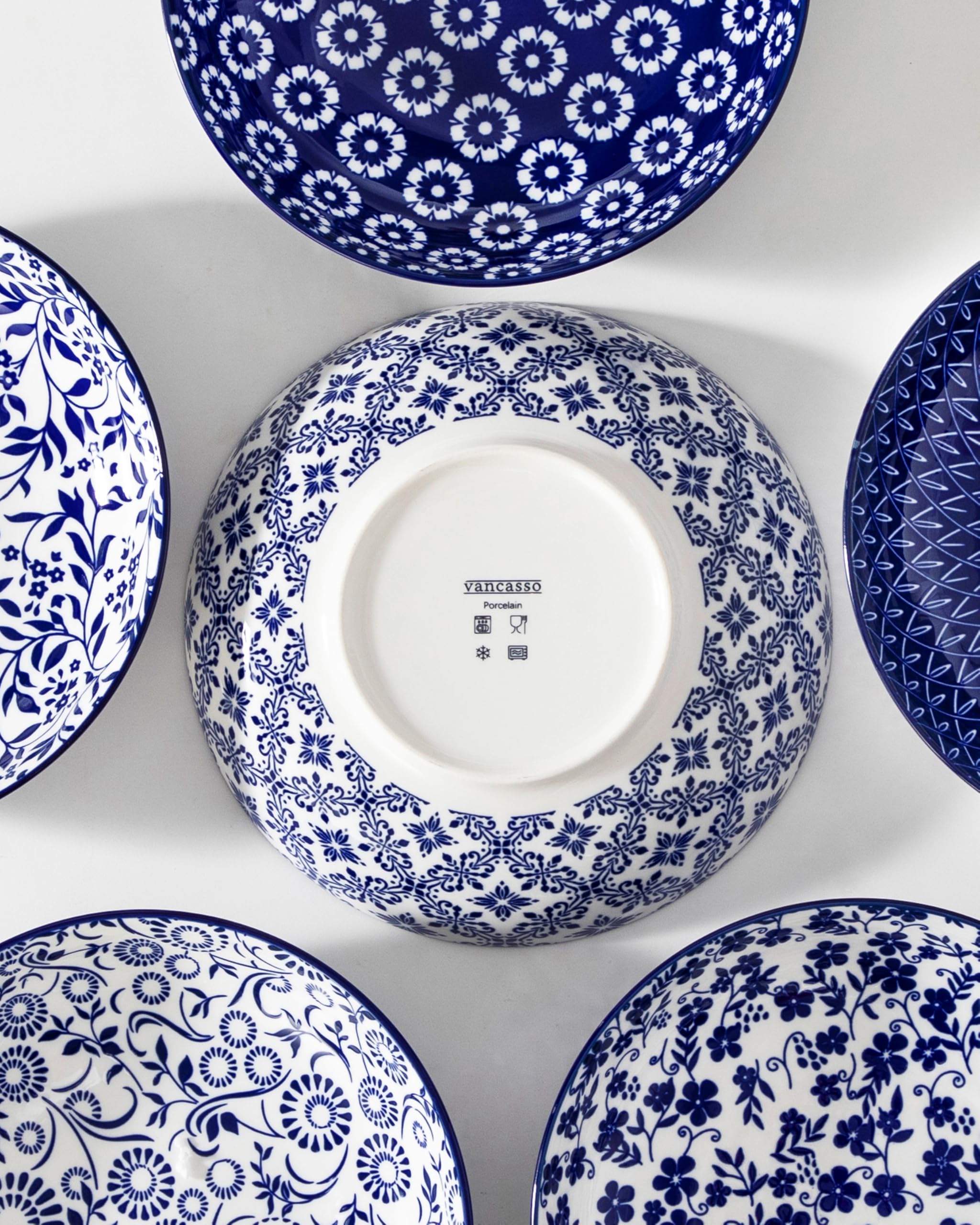 Vancasso diseño clásico azul y blanco, añade elegancia a cenas.