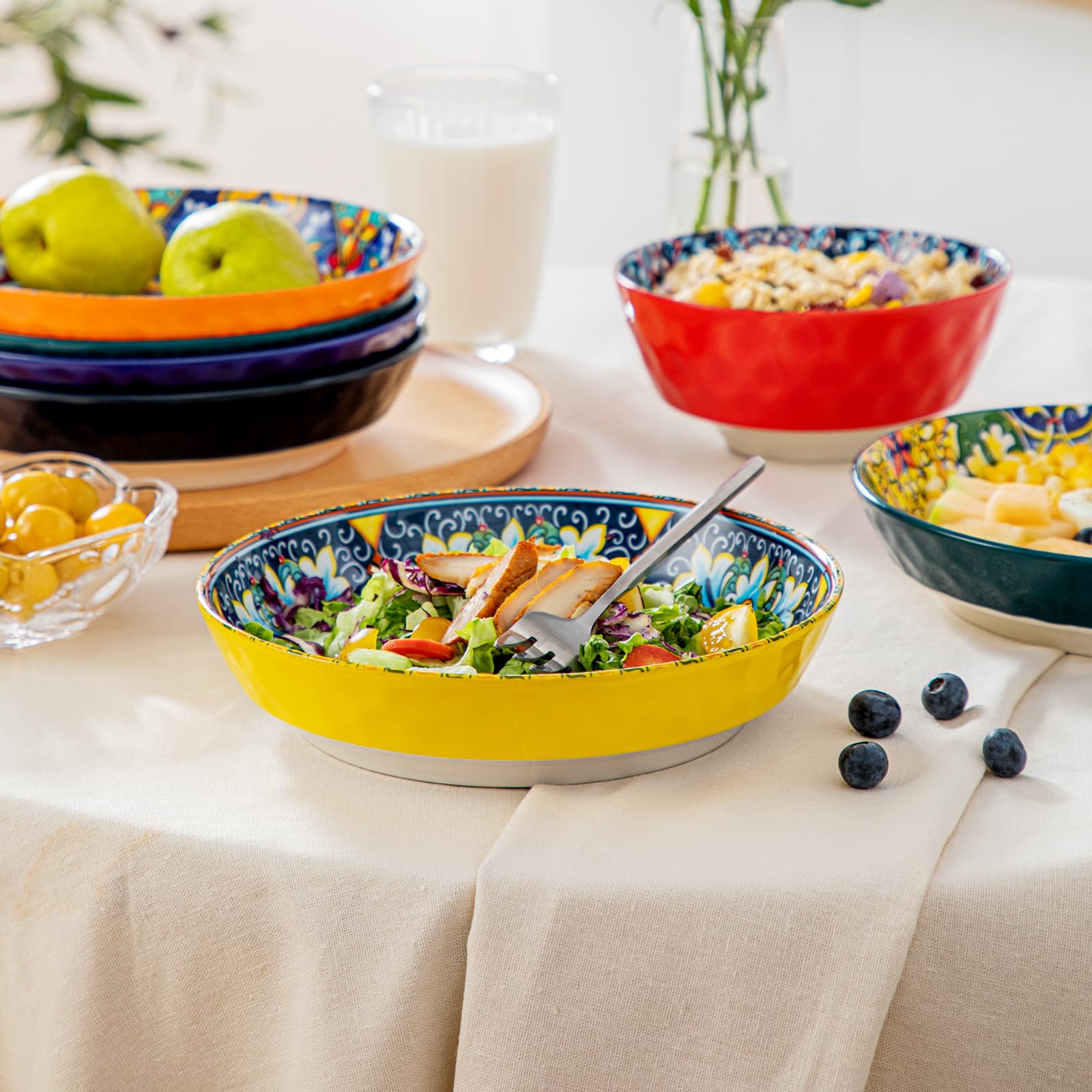 Diseños coloridos bohemios de Vancasso que realzan la mesa.