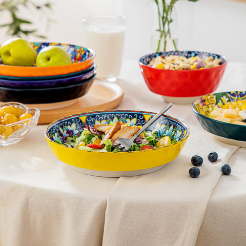 Diseños coloridos bohemios de Vancasso que realzan la mesa.