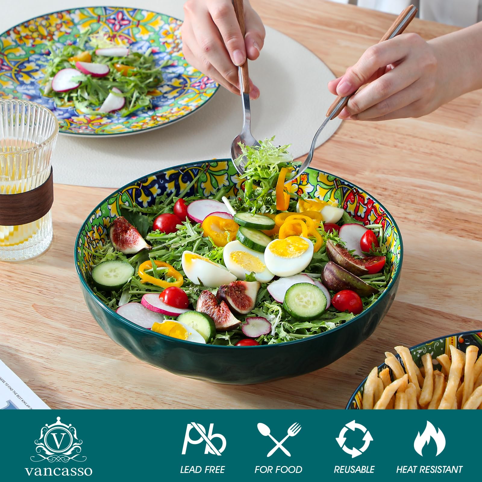 Ensaladera verde de Vancasso sobre la mesa para ensaladas frescas.