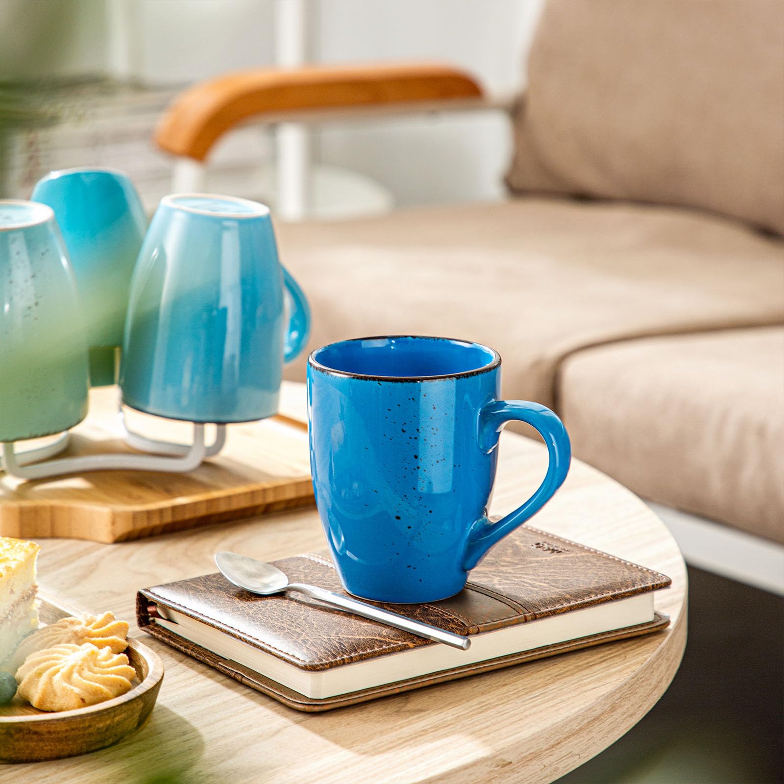 Tazas Navia para decoración de mesa, crean ambiente azul elegante.