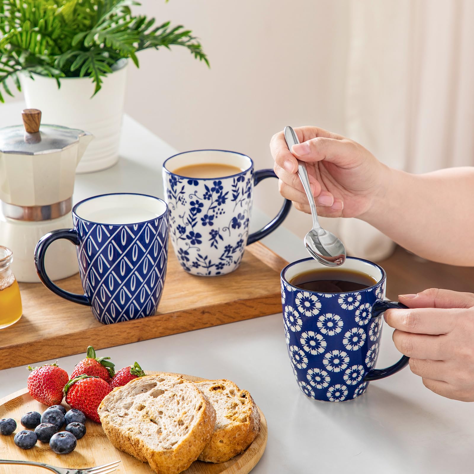 Tazas SELENE, asa ergonómica, diseño elegante para uso diario.