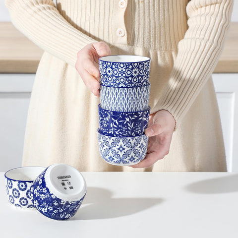 El patrón azul de Vancasso Selene decora la mesa cuidadosamente.
