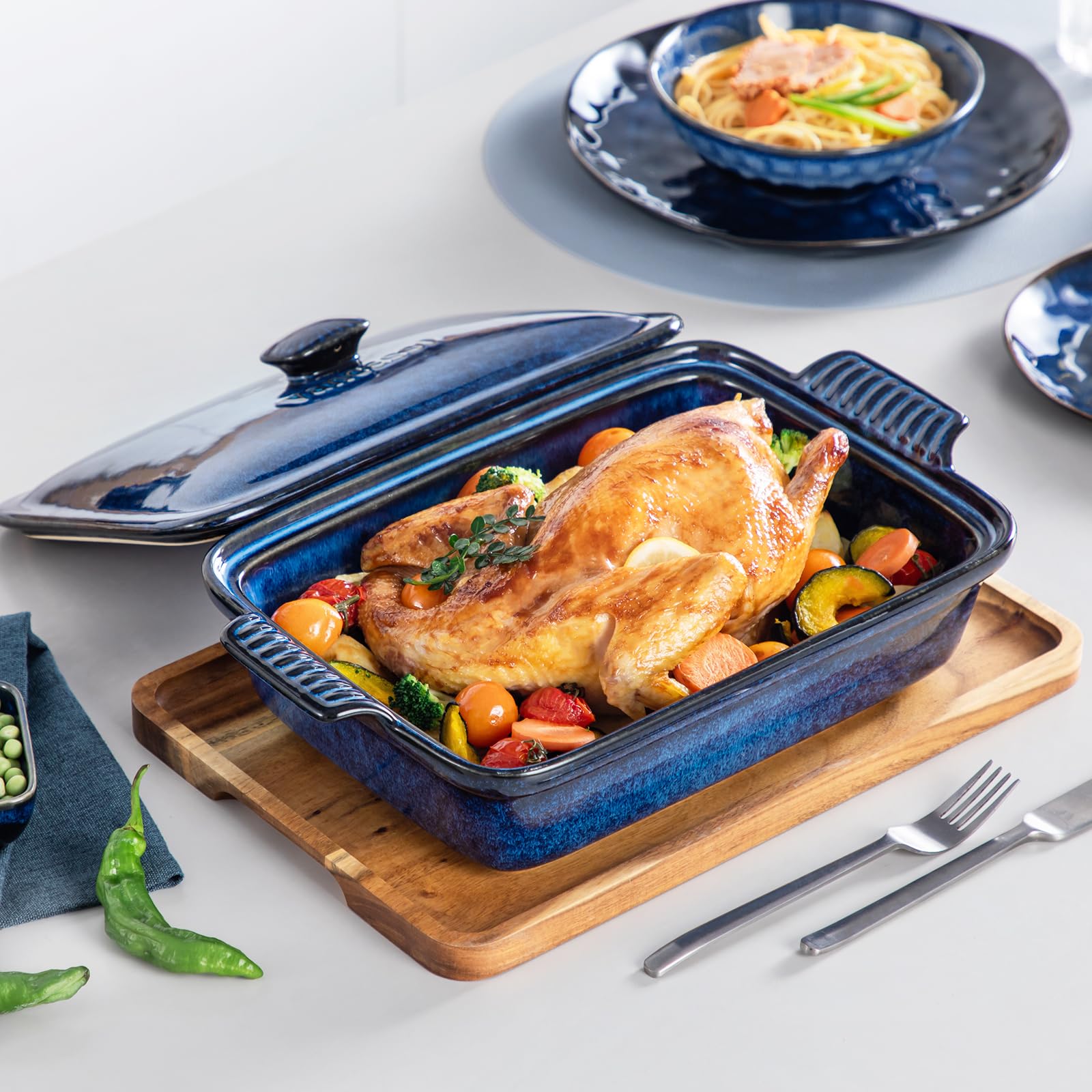 Regalo ideal para fiestas gracias a su acabado azul cocido en horno y diseño elegante