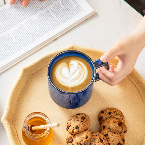 Taza vancasso STARRY azul con aislamiento térmico para conservar la temperatura