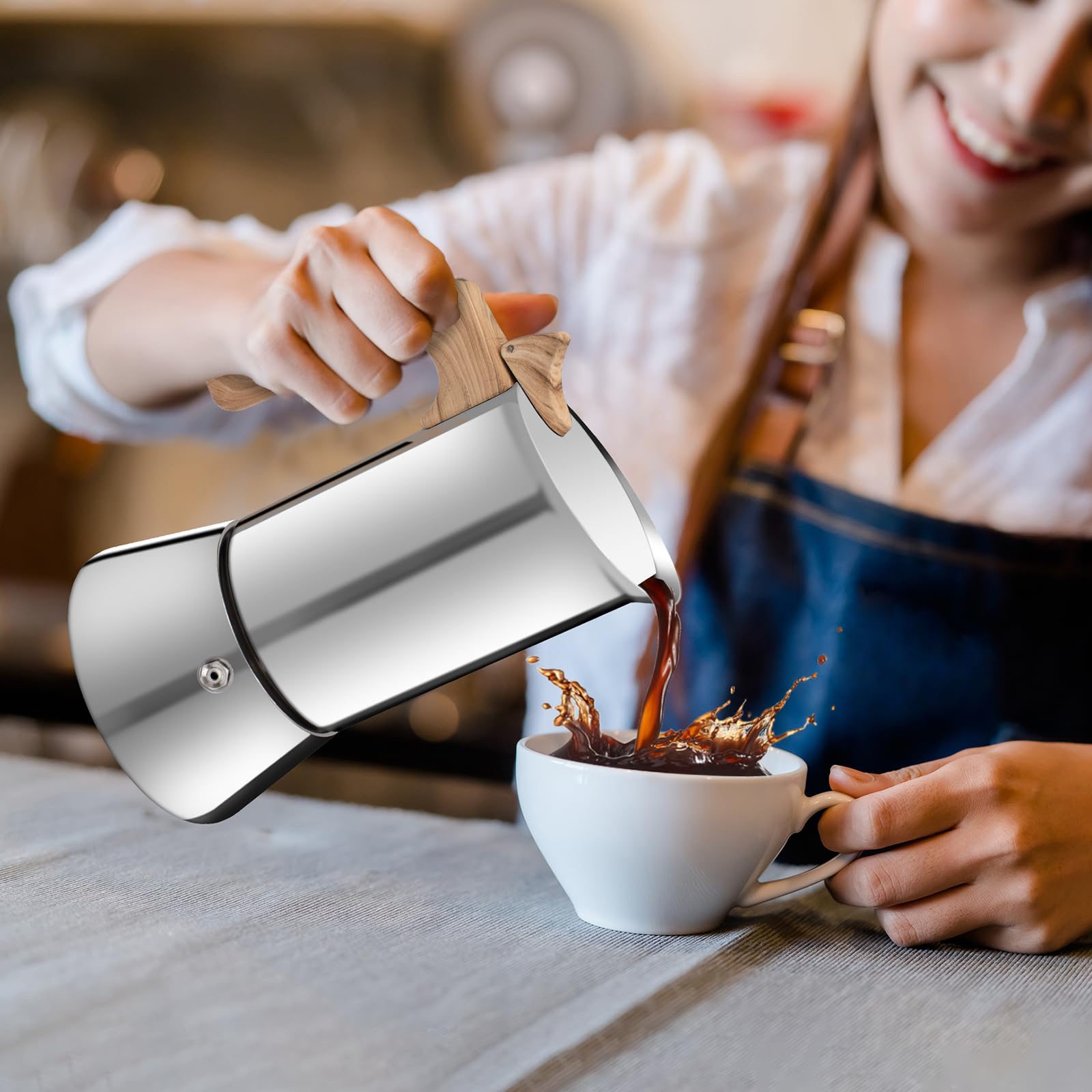 Vaolvpant aroma y crema al preparar café en casa.