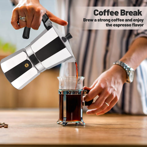 Vaolvpant moka pot servido en taza, experiencia aromática en casa.