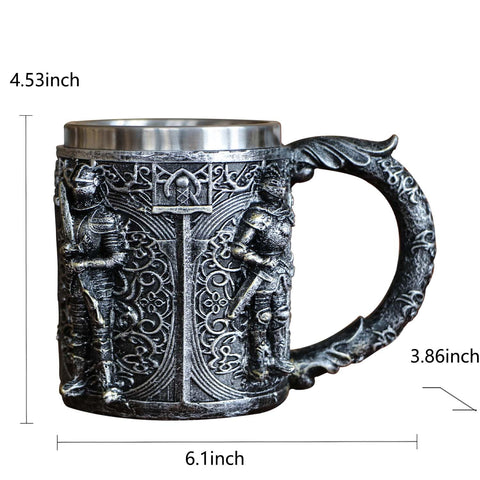 Detalle de grabados vikingos en la taza para un toque histórico