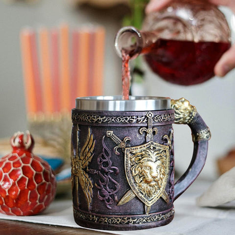 Veflauresi ornamentos medievales en borde, toque clásico.