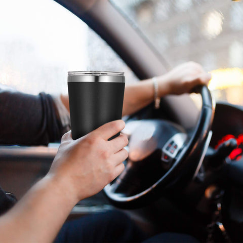 VEGOND Tumbler 12oz cabe en la mayoría de porta-bebidas para coche.