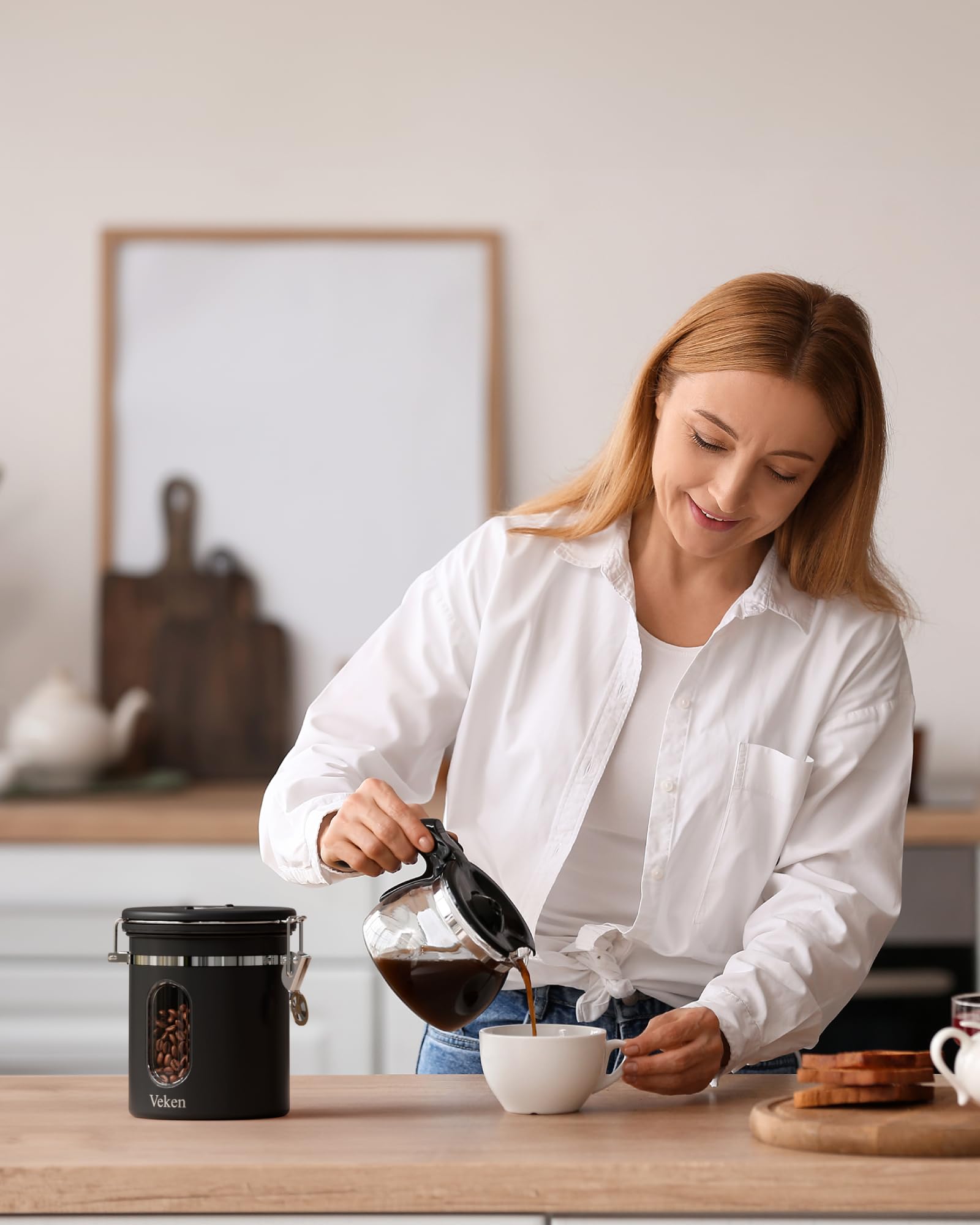 Veken diseño negro moderno aporta estilo a la cocina.