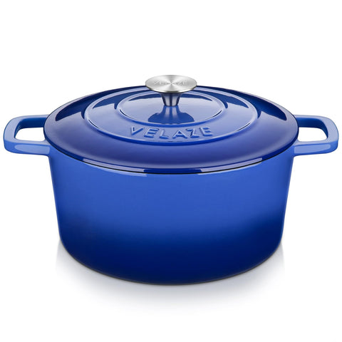Velaze olla de hierro esmaltado azul con tapa visible, ideal para guisos caseros.