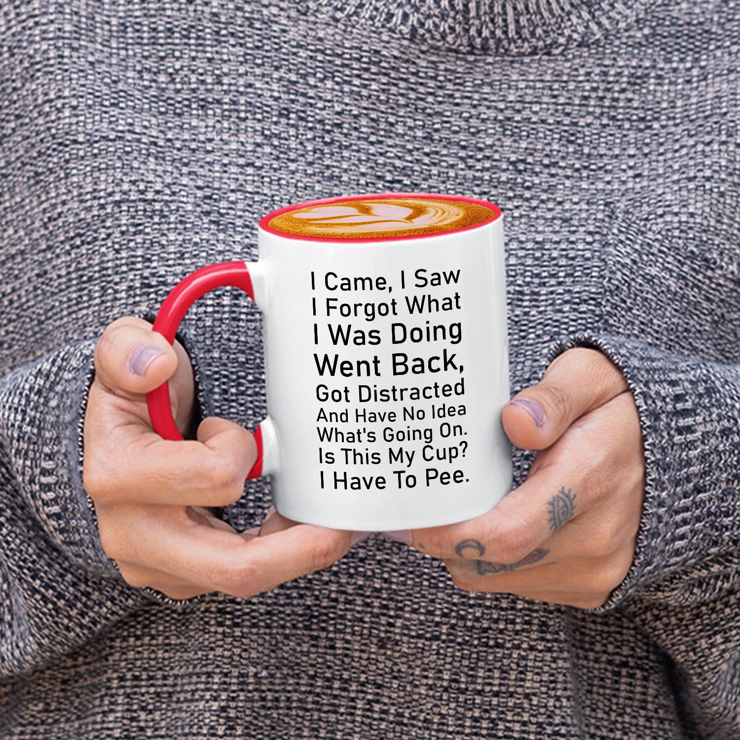 Escena de escritorio con taza Veracco, ideal para momentos de descanso