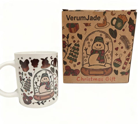Taza VerumJade muestra diseños navideños al verter bebida caliente.