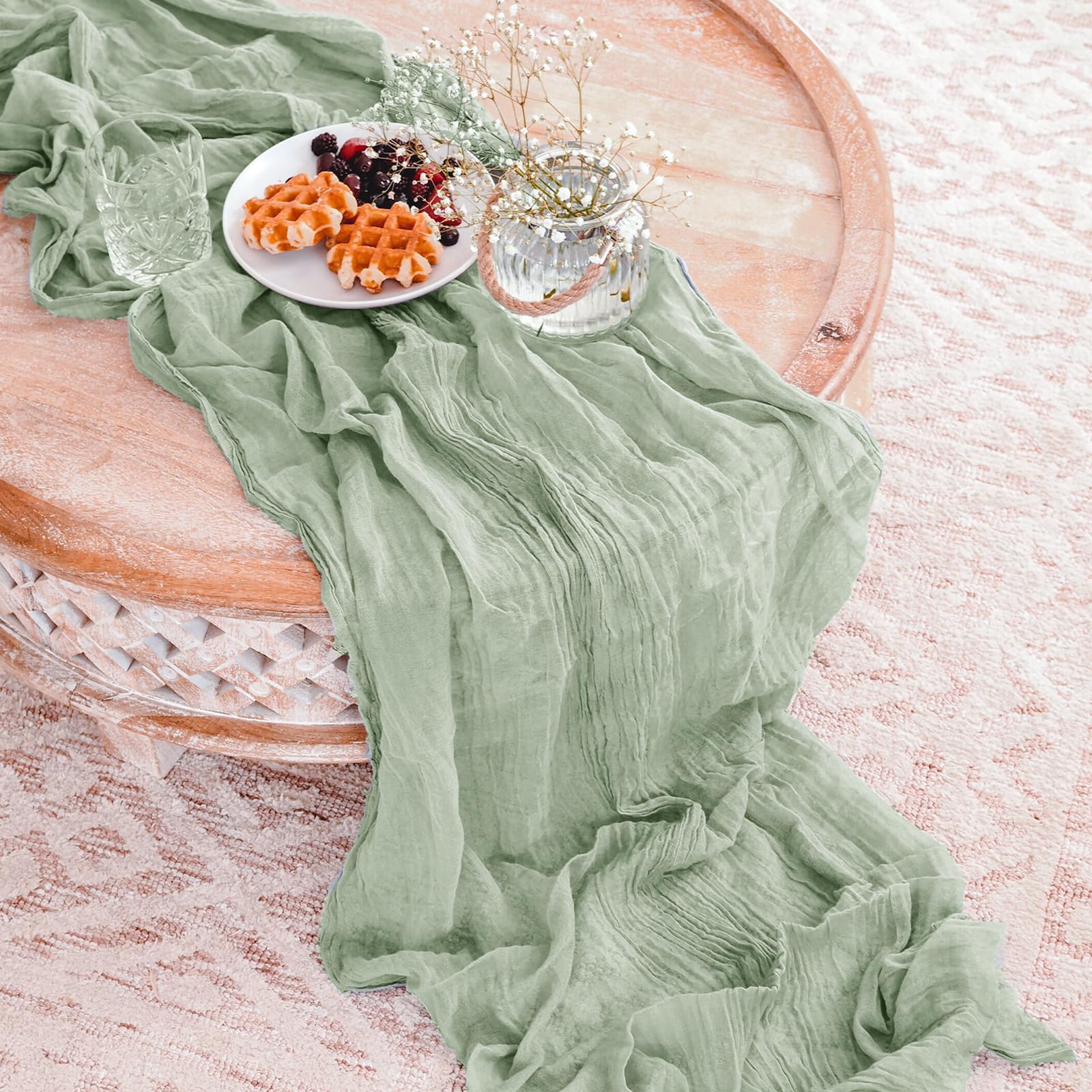 Cintas decorativas para sillas combinan con el mantel para un look coordinado.