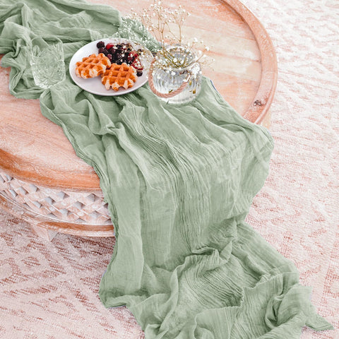 Cintas decorativas para sillas combinan con el mantel para un look coordinado.