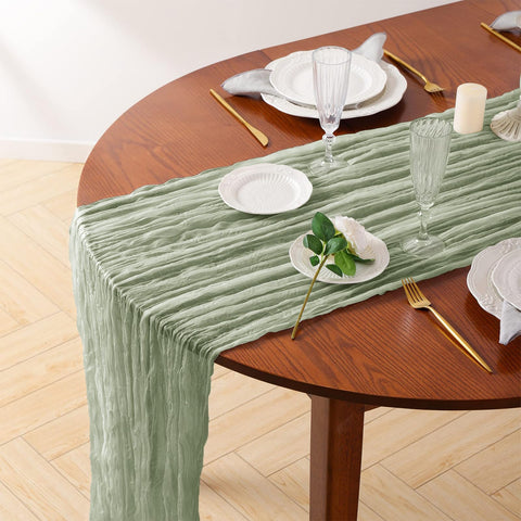 Mantel de gasa en mesa de boda y banquete con ambiente romántico.