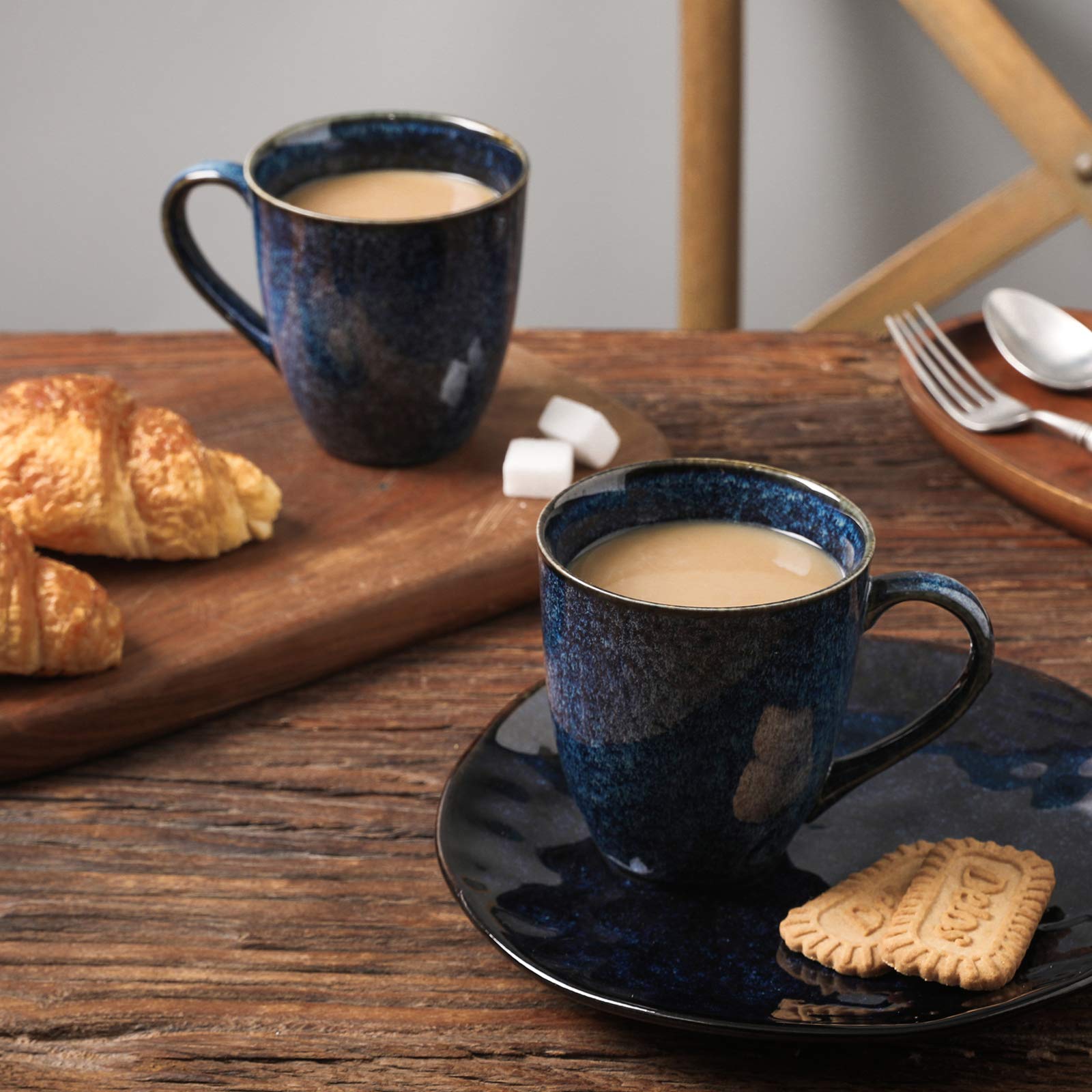 Taza Vicrays azul de cerámica para el uso diario.