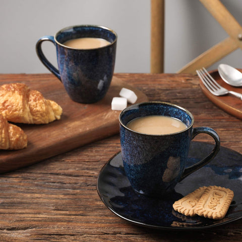 Taza Vicrays azul de cerámica para el uso diario.