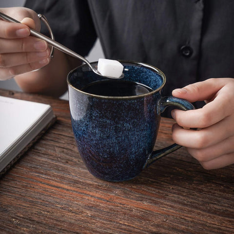 Taza Vicrays azul de porcelana resistente y fácil de limpiar.