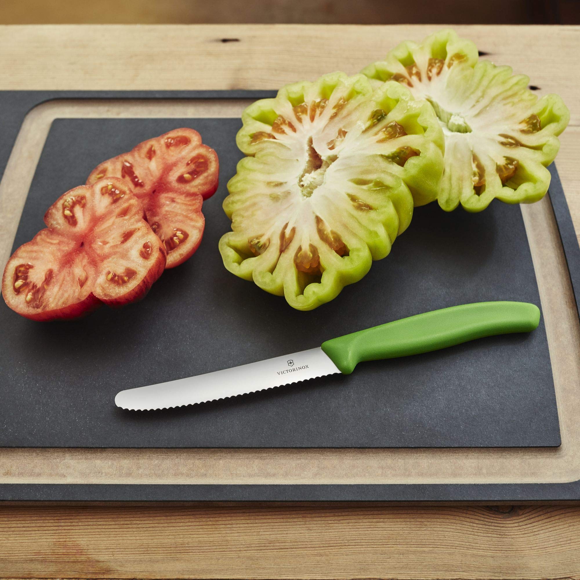 Victorinox Cuchillo con borde ondulado para cortar tomate, mango verde, corte fino sin aplastar