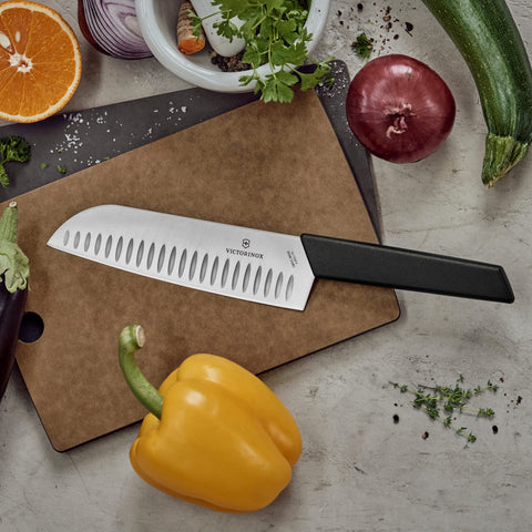 Victorinox Santoku, acero inoxidable de alto carbono, filo duradero para uso diario.