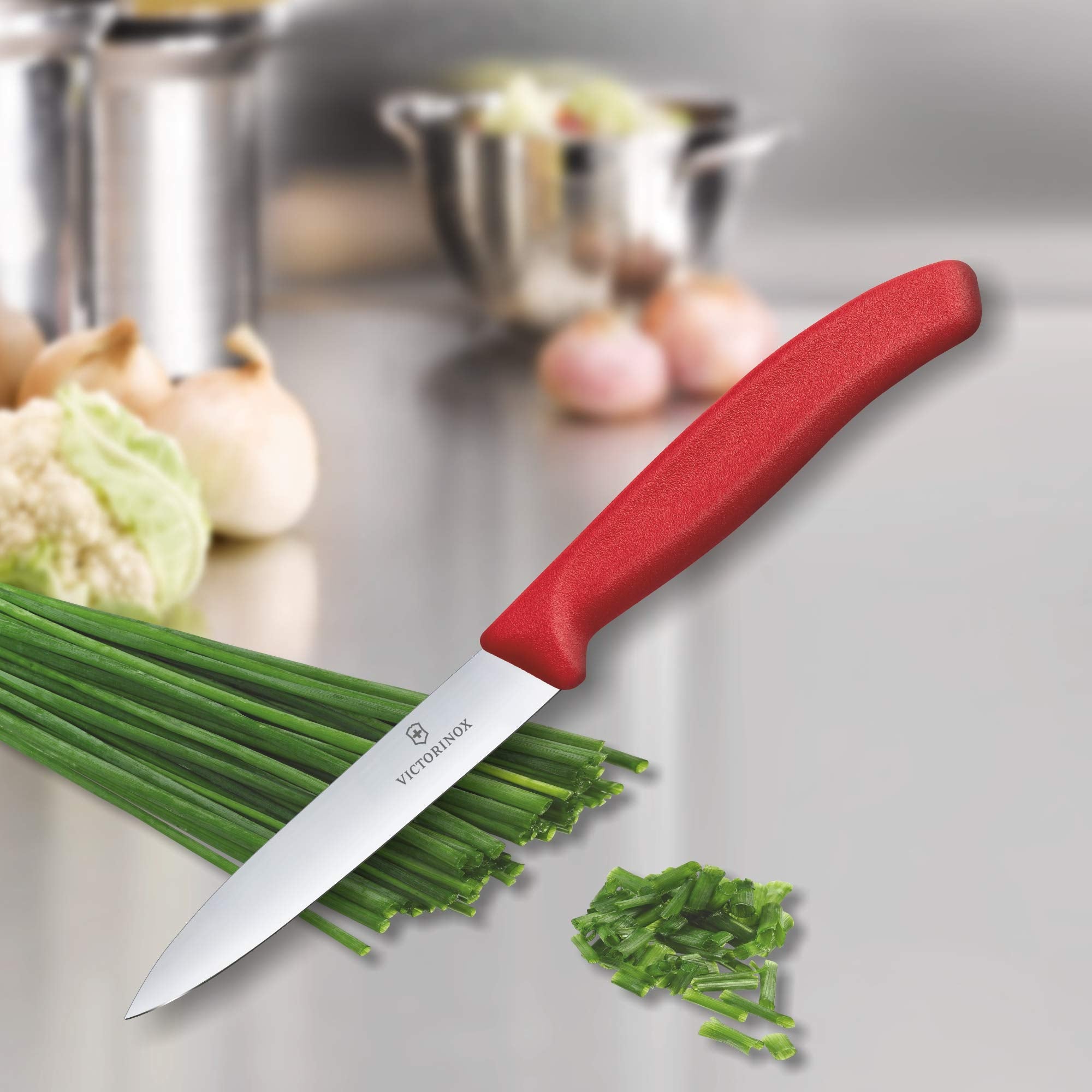 Victorinox VIC-6.7701, mango rojo facilita manejo cómodo en tareas culinarias.