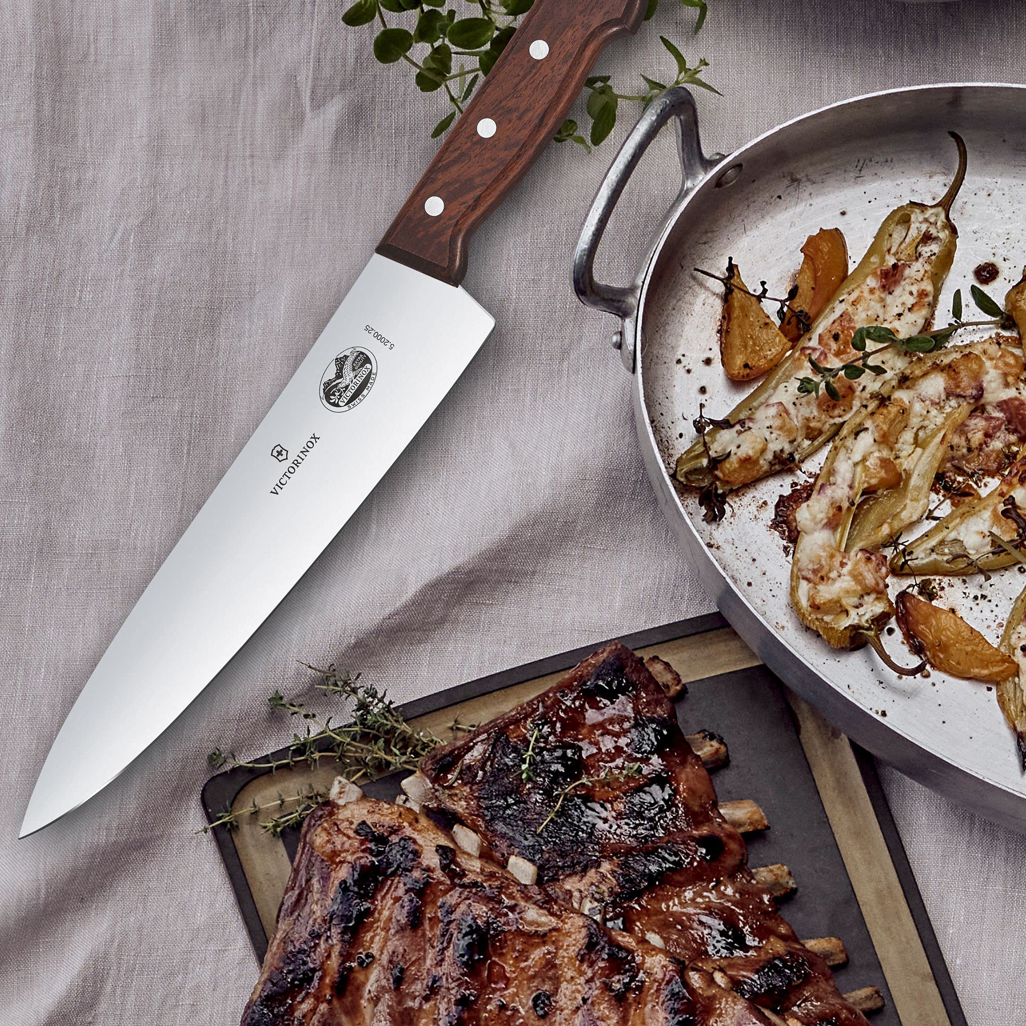 Victorinox Wood Collection cuchillo chef de 10 pulgadas con mango TPE para agarre cómodo.