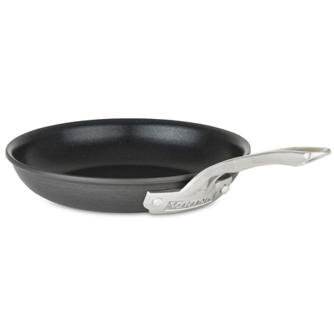 Sartén antiadherente Viking de 8 pulgadas en uso para omelette suave.