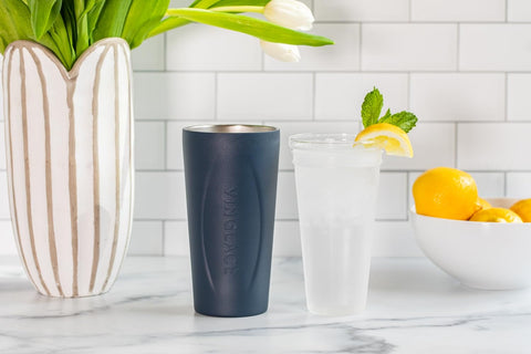 Vinglacé vaso con tapa facilita transporte seguro sin derrames.