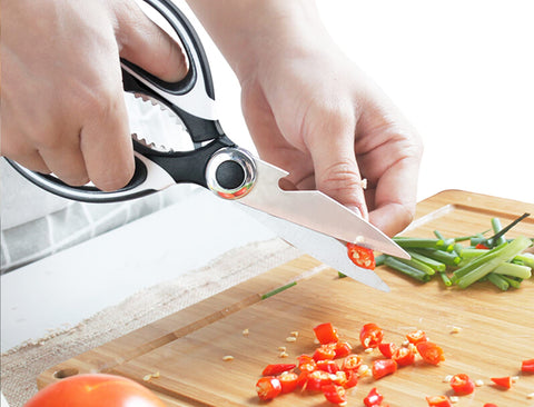 Tijeras resistentes para pollo y pescado en la cocina con VINKELON.
