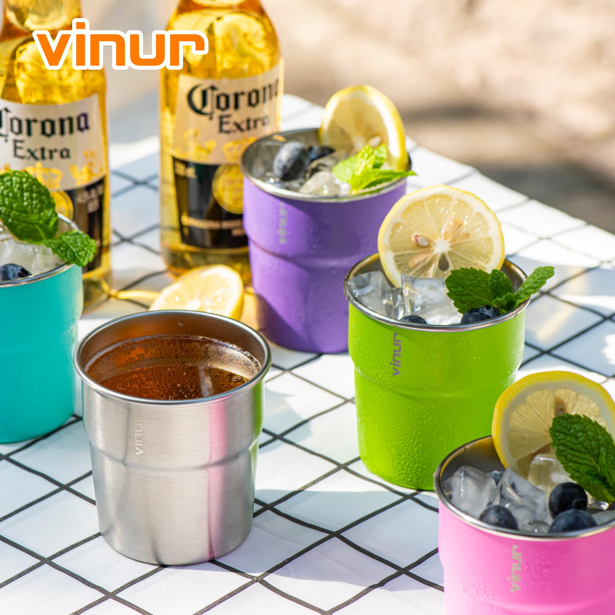 Vasos VINUR de colores vivos: azul cielo, naranja, rojo y verde.