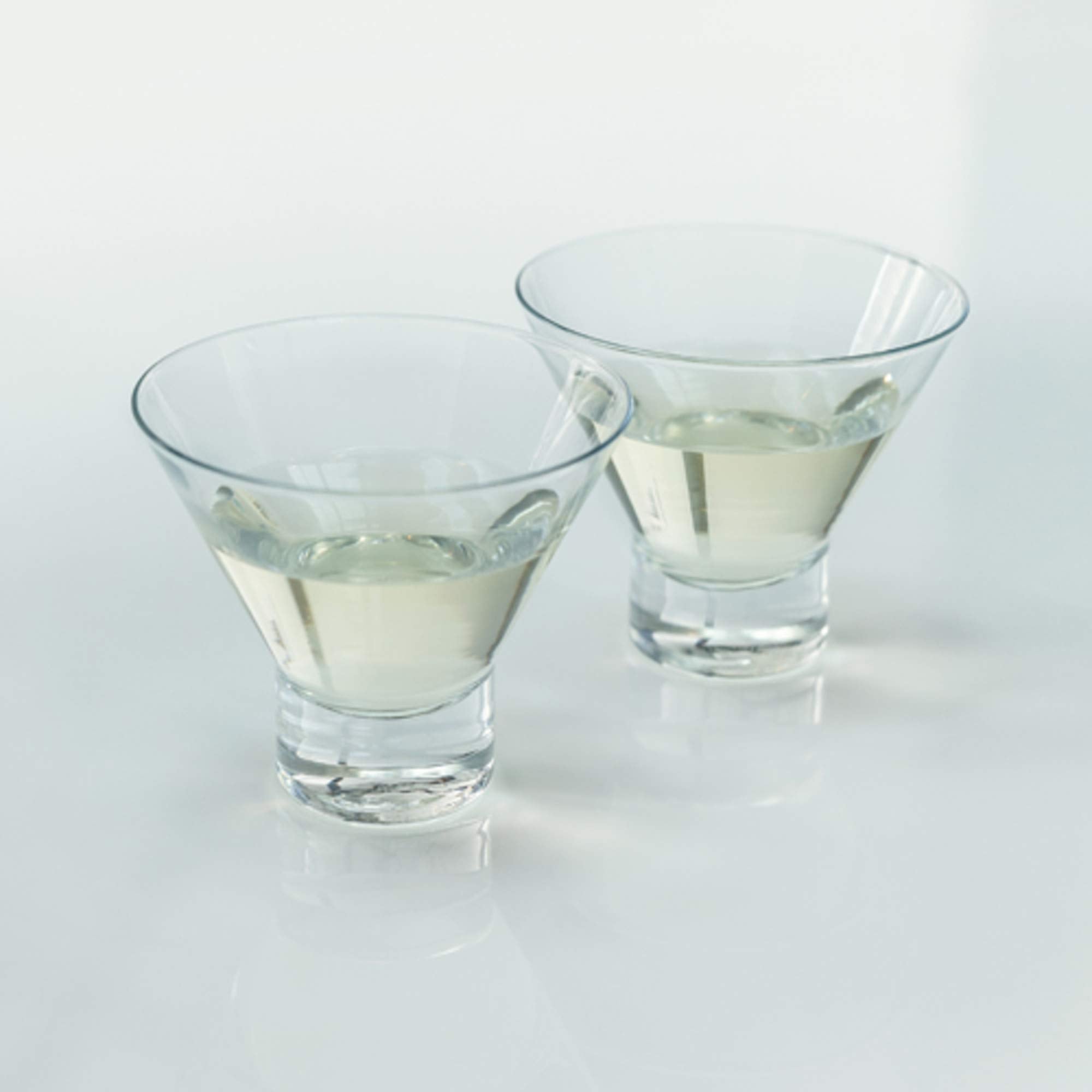 Viski copa-martini-cristal elegante realza cócteles con estilo.