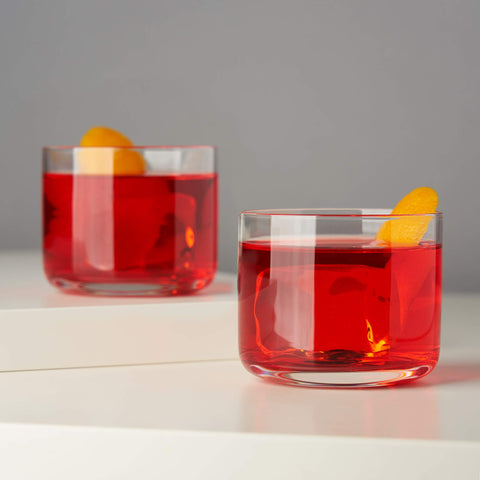 Viski diseño elegante para Negroni, copas de cristal que elevan la mesa.