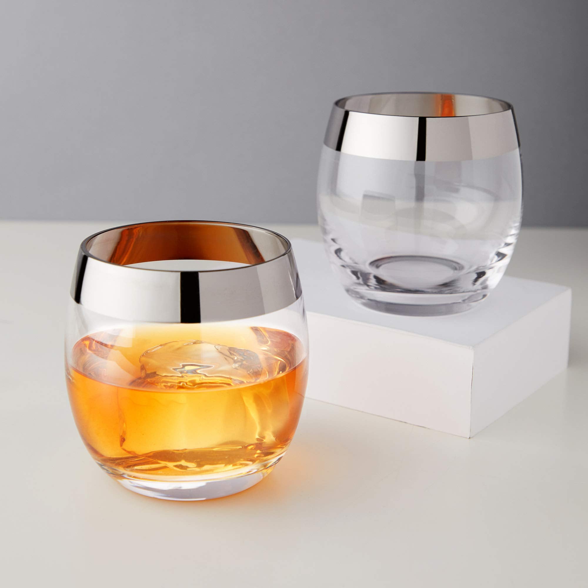 Viski Irving, cristal claro, detalle de borde para degustación de bebidas.