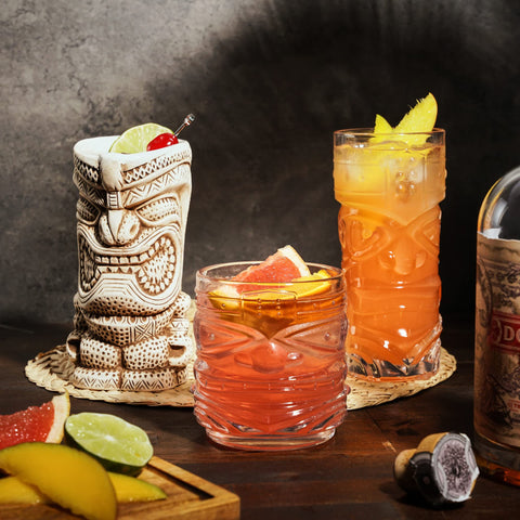 Viski vasos tiki para bebidas tropicales resaltan con iluminación