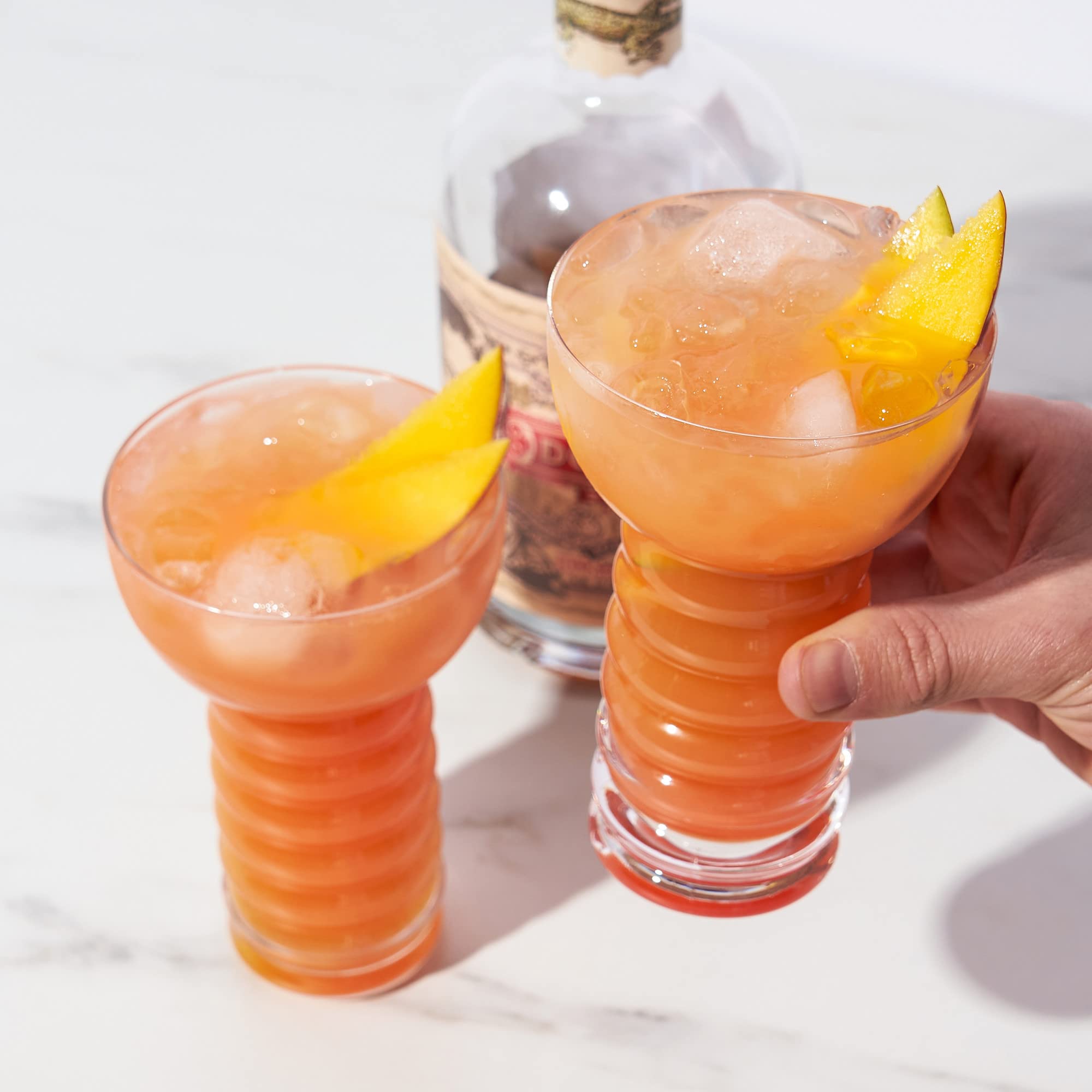 Capacidad de 12 oz para bebidas generosas y espumosas.