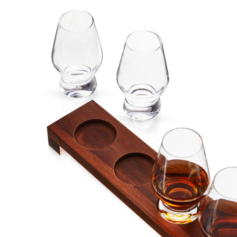 Viski, presentación elegante en la mesa para reuniones y fiestas