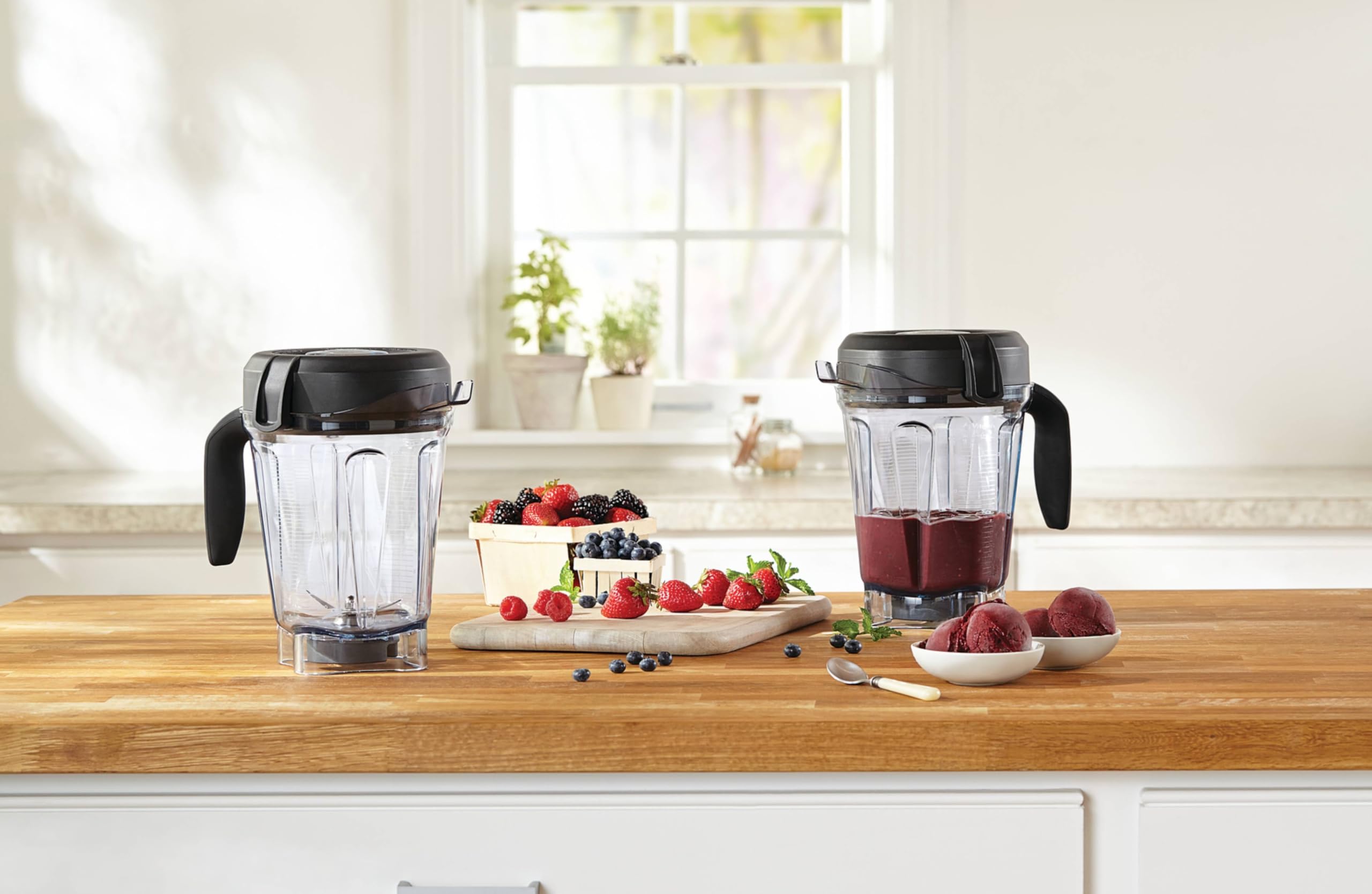 Vitamix Contenedor de 64 onzas con mango ergonómico para verter con comodidad.