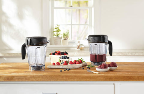 Vitamix Contenedor de 64 onzas con mango ergonómico para verter con comodidad.