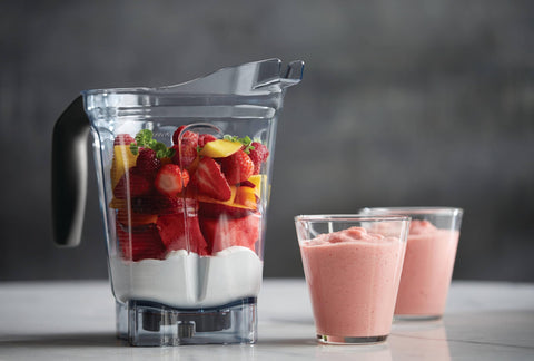 Vitamix Contenedor claro con cuchillas de 4 pulgadas para batidos cremosos.