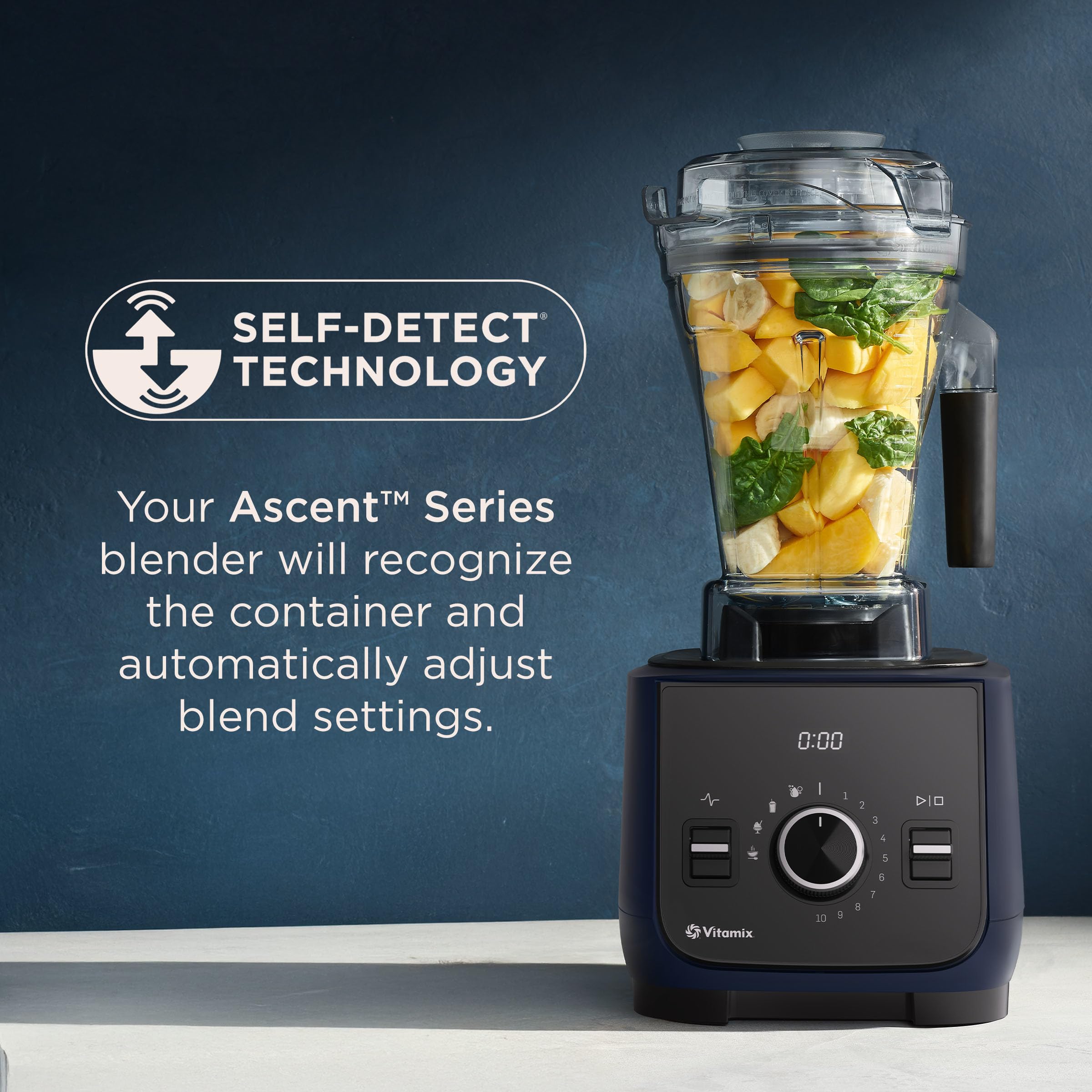 Vitamix cuchillas poderosas trituran fruta fibrosa y hielo para mezclas cremosas.