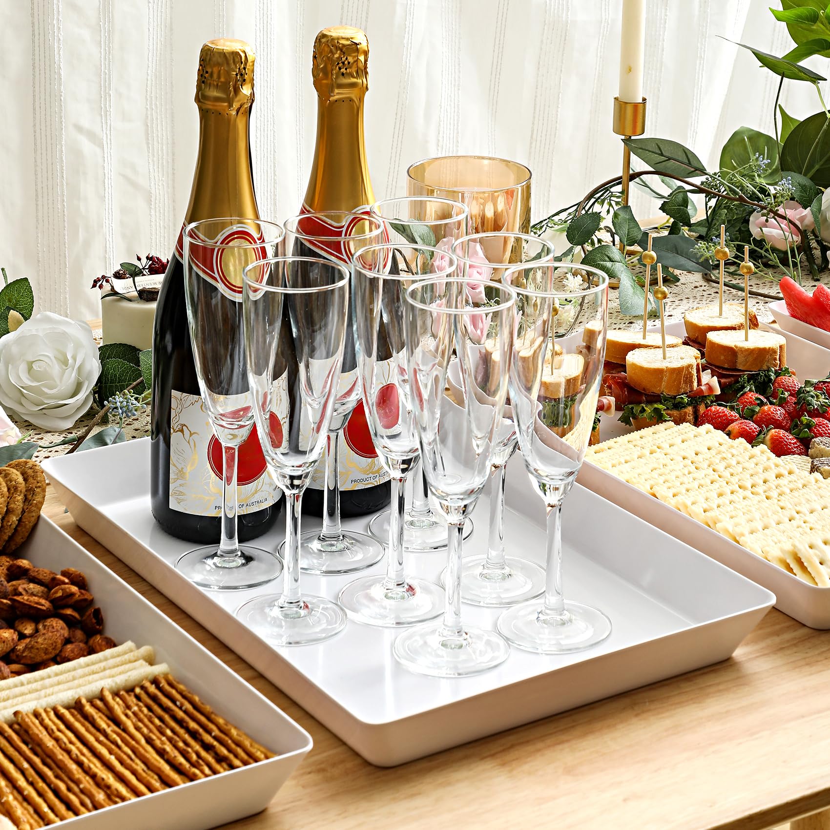Bandejas blancas VITEVER para fiestas en interior o exterior.