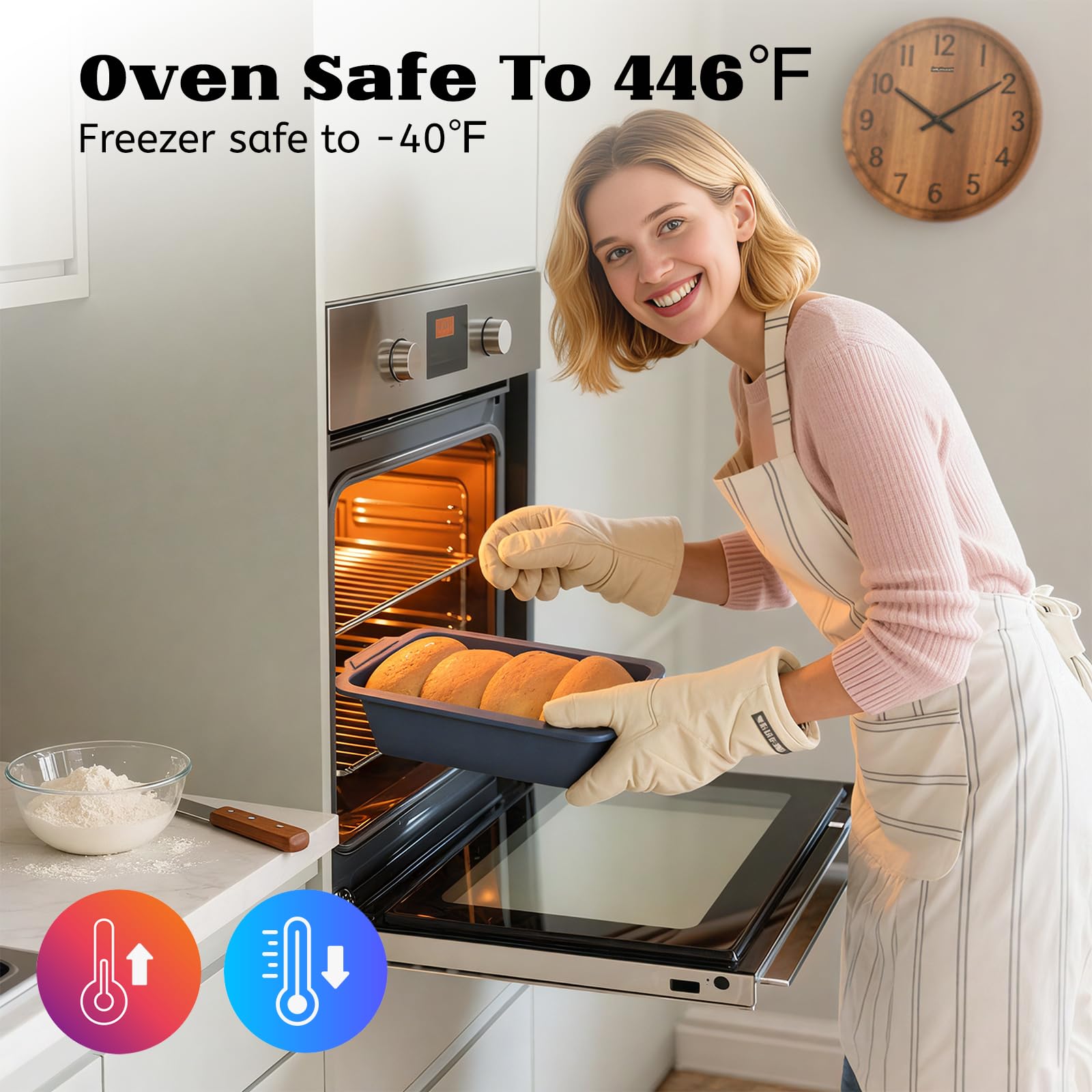 Almacenamiento compacto de dos moldes para cocinas con espacio limitado.
