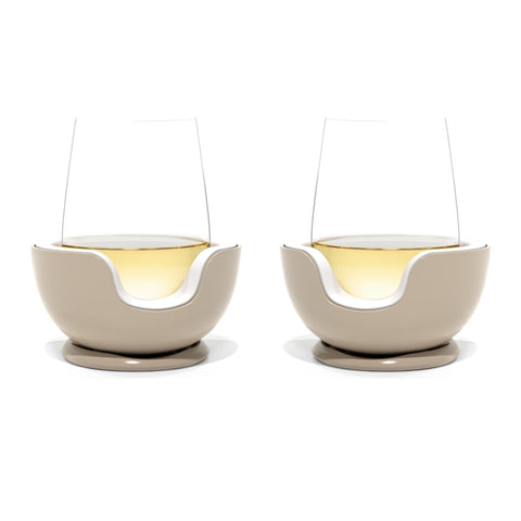 VoChill enfriador de vino sin tallos en uso sobre mesa para disfrutar