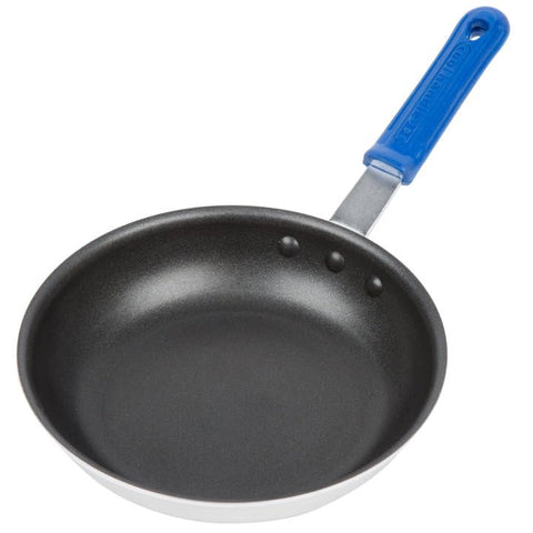 Vollrath Wear-Ever con mango frío al tacto para mayor comodidad al cocinar.