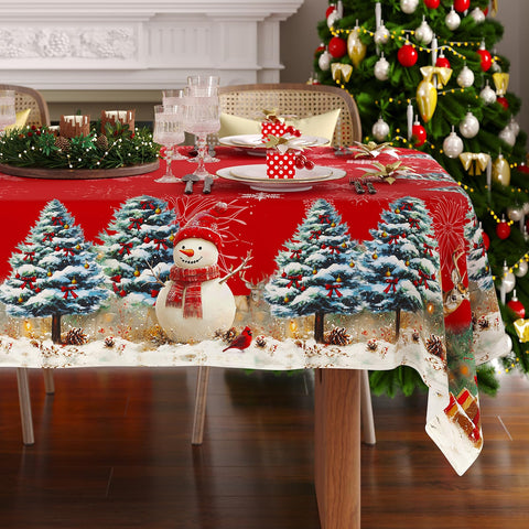 Mantel Vorhomness con pino nevado realza la decoración navideña de la mesa.