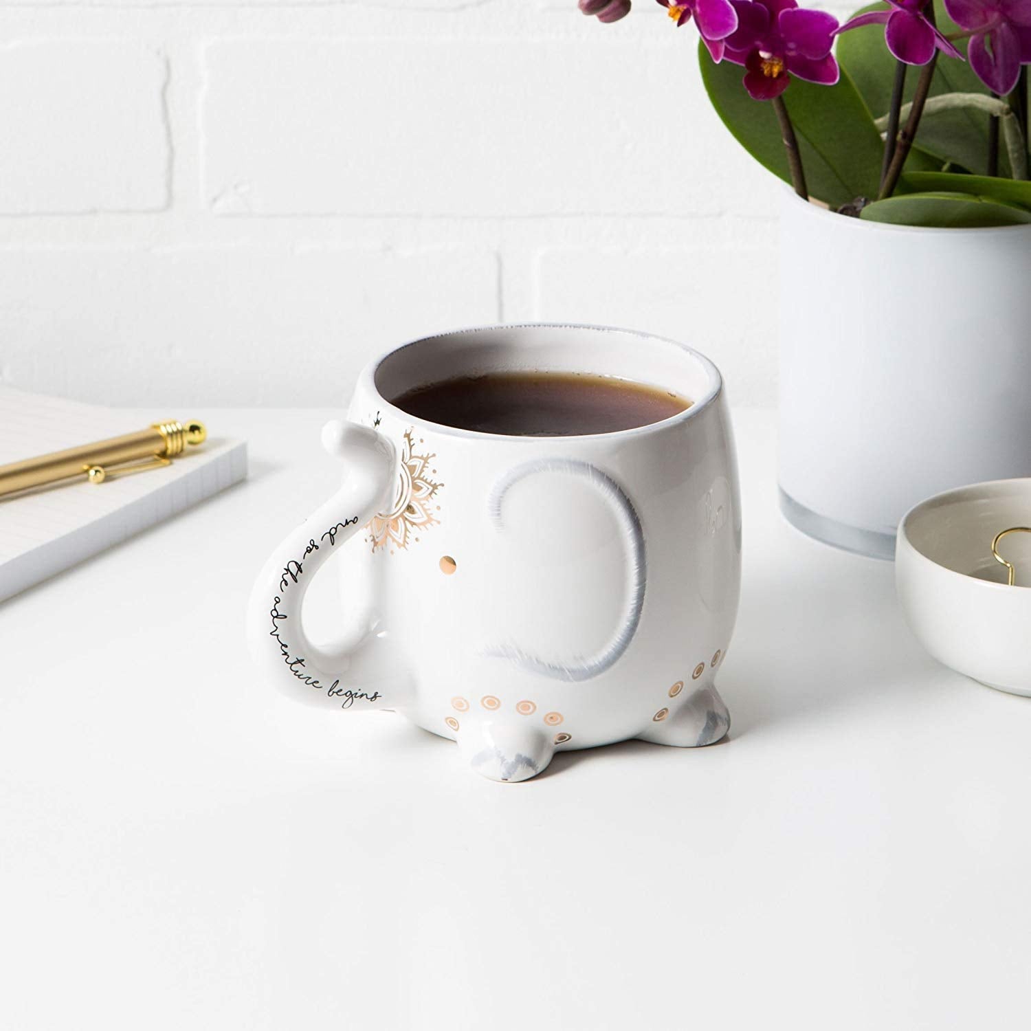 Taza de cerámica blanca de gran capacidad para café.
