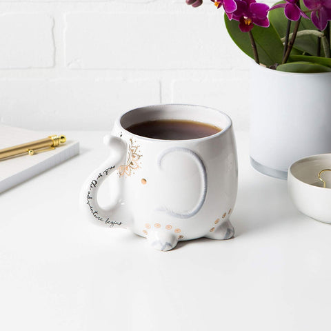 Taza de cerámica blanca de gran capacidad para café.
