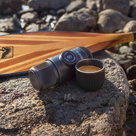Nanopresso en camping, café caliente en la naturaleza